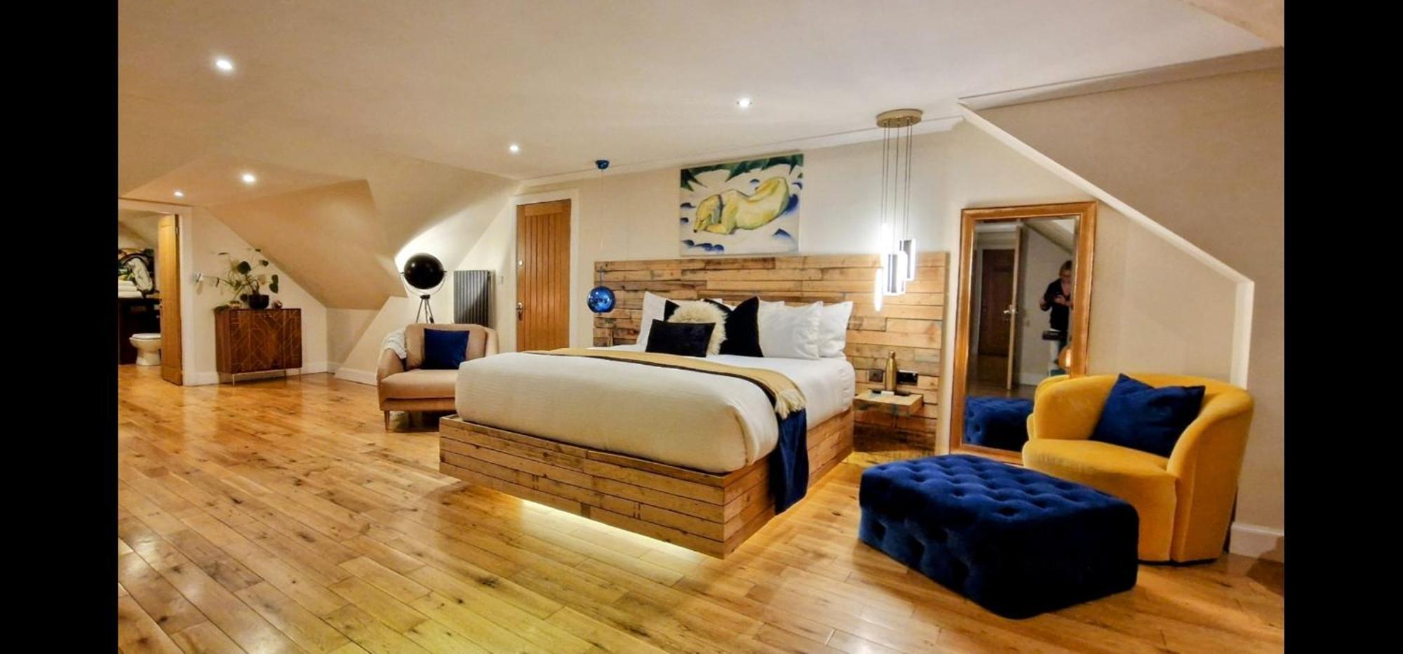 The Sleeping Dog Room At The Grumpy Schnauzer Bnb Huge Room, Luxe Suite, Private Hot Tub, Breakfast, Gym, Games Room, Farm Stay, Amazing エイドリー エクステリア 写真
